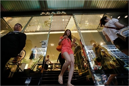 Prada nóng lòng thâm nhập sâu hơn vào thị trường hàng xa xỉ Hong Kong. Ảnh: NYT Prada nóng lòng thâm nhập sâu hơn vào thị trường hàng xa xỉ Hong Kong. Ảnh: NYT