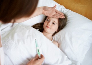 Trẻ em bị sốt phát ban phải làm gì?